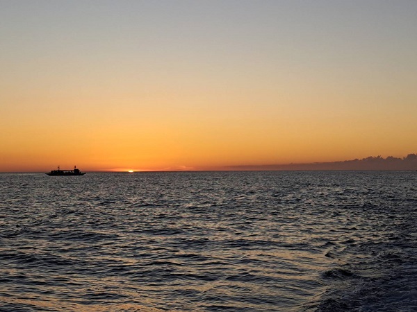 長灘島｜夕陽遊艇音樂派對 (2小時)